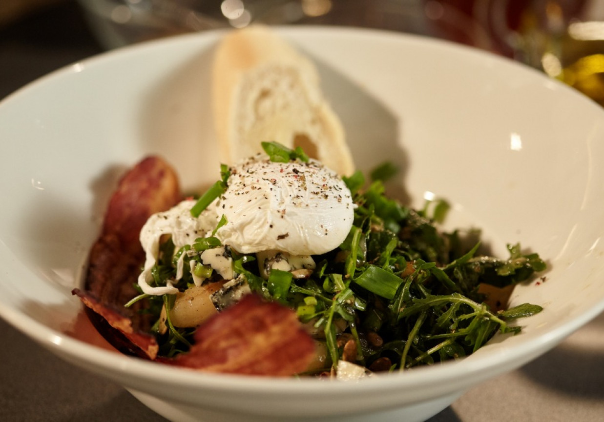 Mój przepis na...: Rukola z jajkiem, gruszką i chipsami bekonowymi, odc. 14 foto