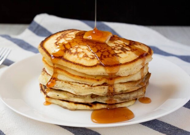 Fotografia przedstawiająca Pancakes z syropem klonowym