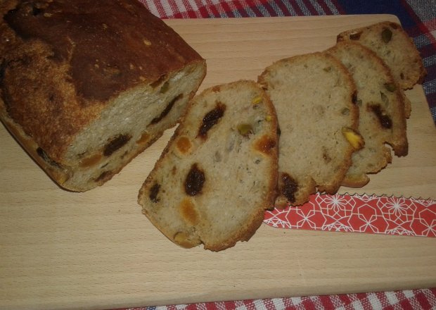 Fotografia przedstawiająca Morelowo - wiśniowy chlebek na mące chlebowej
