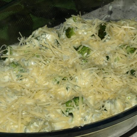 Krok 2 - Morszczuk w sosie śmietanowo-serowym z brokułem i koperkiem foto