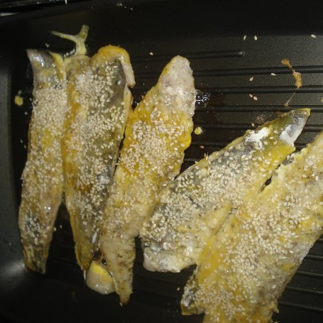 Krok 4 - Morszczuk z nutą sezamu- zaserwowany z kiełkami fasoli mung, soczewicy i cieciorki foto
