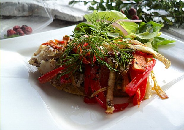 Fotografia przedstawiająca Morszczuk z warzywami, masłem ziołowo- czosnkowym