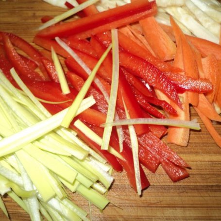 Krok 2 - Morszczuk z warzywami, masłem ziołowo- czosnkowym  foto