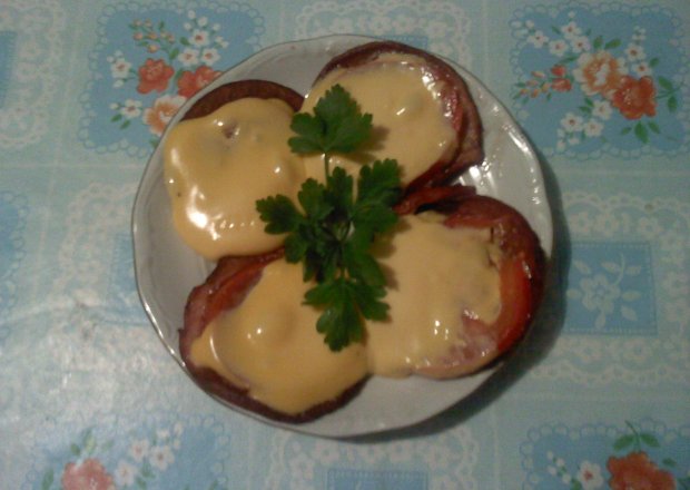 Fotografia przedstawiająca Mortadela smażona z pomidorem i serem