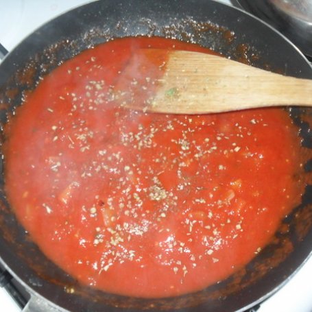 Krok 8 - Mortadela z sosem pomidorowym. foto