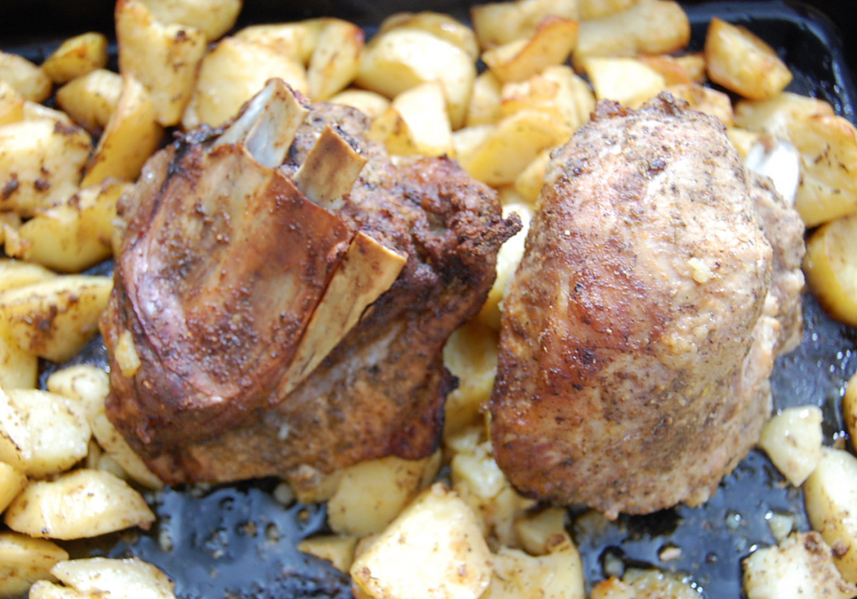 Mostki wieprzowe zapiekane z ziemniakami. foto
