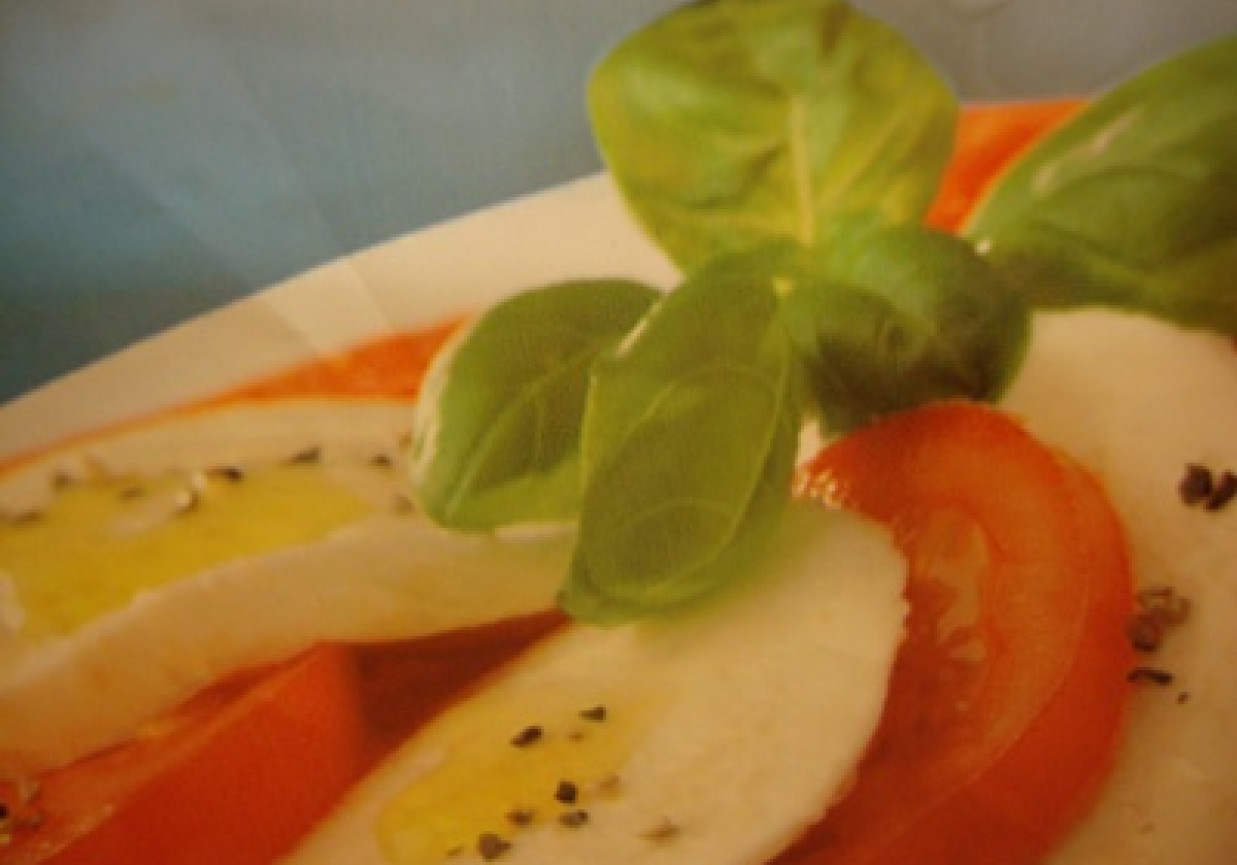 Mozarella z pomidorami i bazylią foto