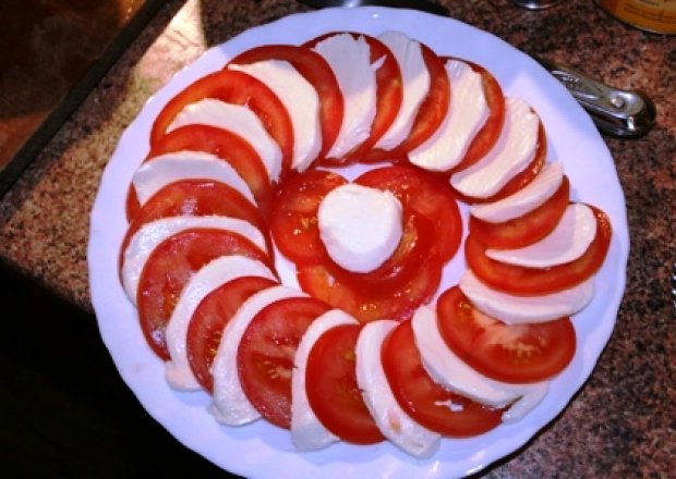 Fotografia przedstawiająca Mozarlla z pomidorami