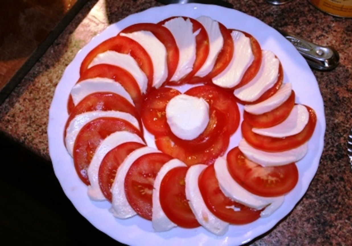 Mozarlla z pomidorami foto