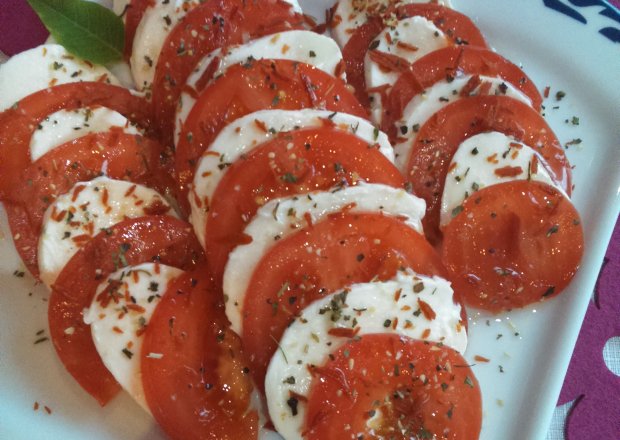 Fotografia przedstawiająca Mozzarella i pomidory zgrana para :)