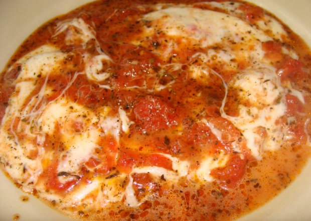 Fotografia przedstawiająca mozzarella w pomidorach