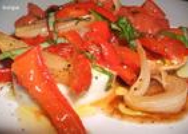 Mozzarella z czerwoną papryką foto
