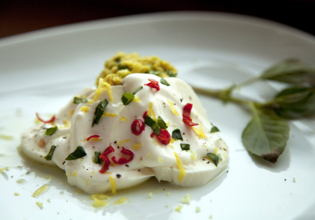 Mozzarella z pastą z awokado foto