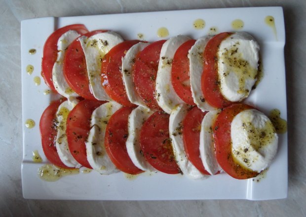 Fotografia przedstawiająca Mozzarella z pomidorami