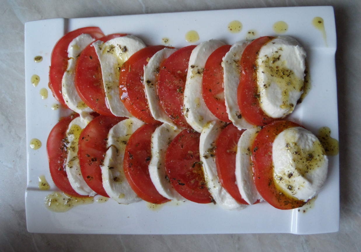 Mozzarella z pomidorami foto