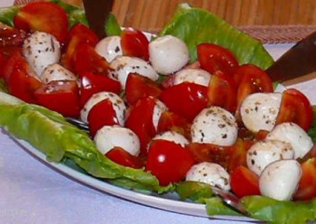 Fotografia przedstawiająca Mozzarella z pomidorami