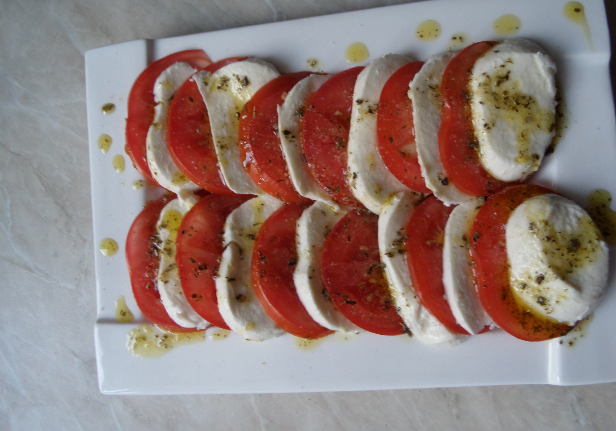 Mozzarella z pomidorami foto
