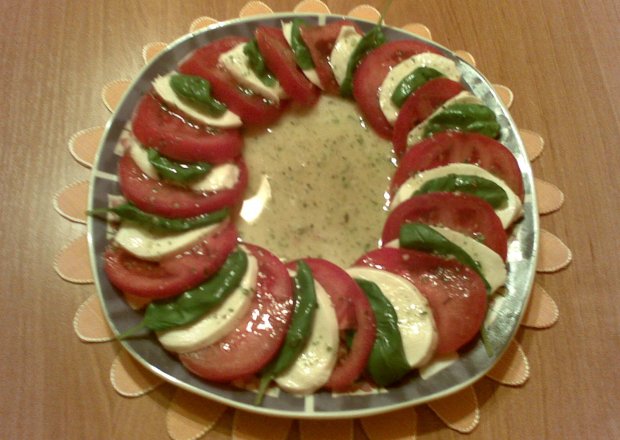 Fotografia przedstawiająca Mozzarella z pomidorami.