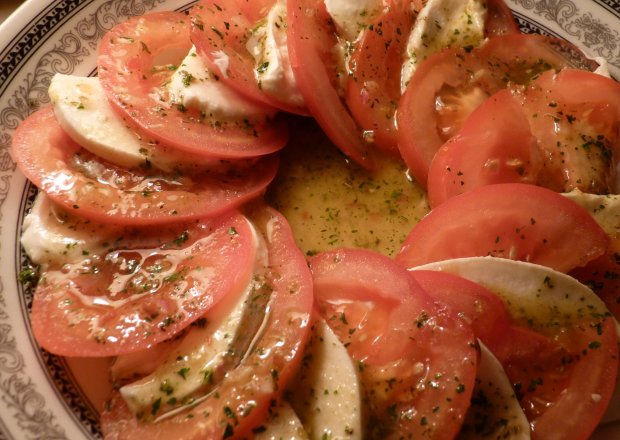 Fotografia przedstawiająca Mozzarella z pomidorem