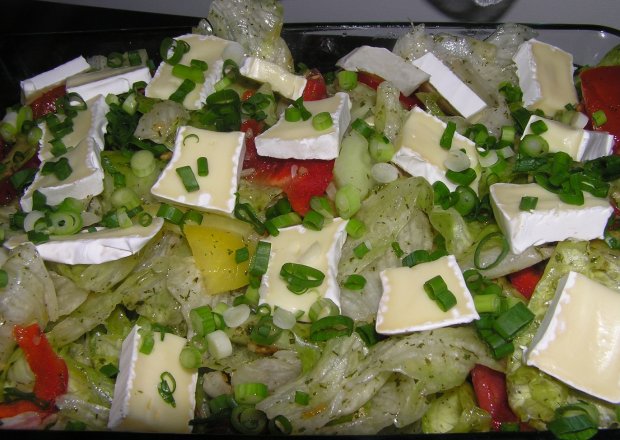 Fotografia przedstawiająca Mroźna sałatka z serem pleśniowym