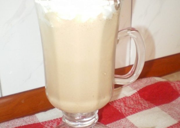 Fotografia przedstawiająca Mrożona kawa truskawkowa