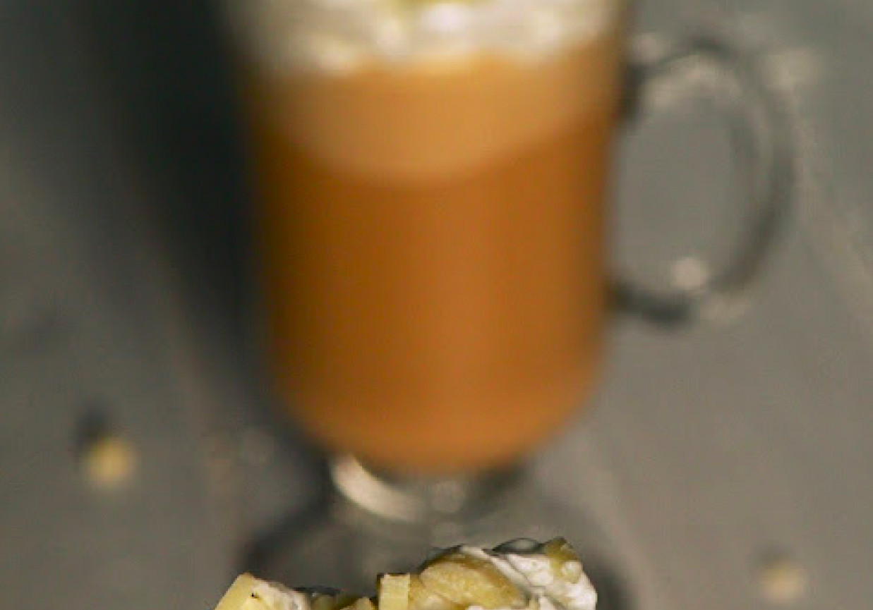 Mrożona kawa z lodami, czekoladą i bitą śmietaną foto