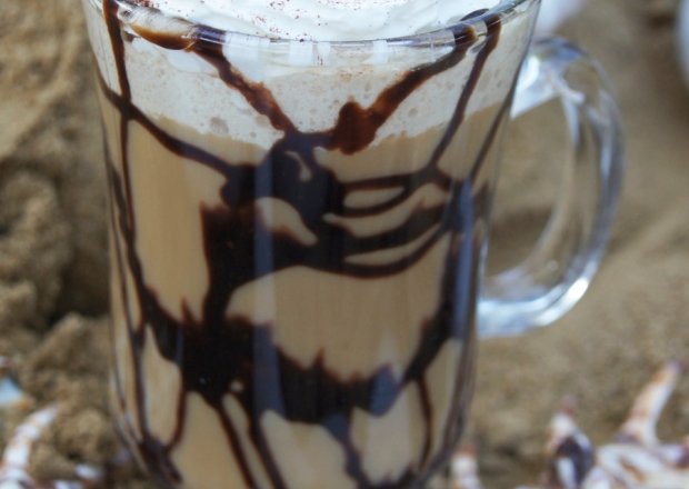 Fotografia przedstawiająca Mrożona kawa z lodami waniliowymi