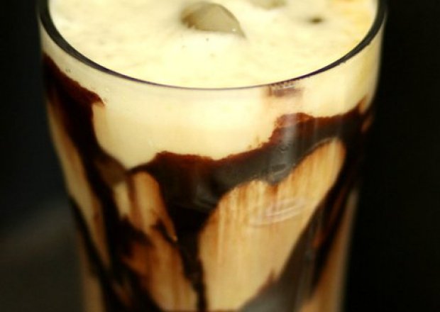Fotografia przedstawiająca mrożona kawa z syropem czekoladowym i pianką