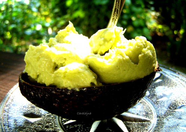 Fotografia przedstawiająca mrożone awokado z jogurtem
