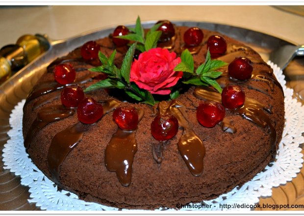 Fotografia przedstawiająca Mrożone ciasto czekoladowe z lodami wiśniowo-śmietankowymi.