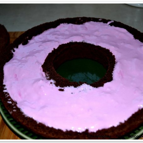 Krok 11 - Mrożone ciasto czekoladowe z lodami wiśniowo-śmietankowymi.  foto