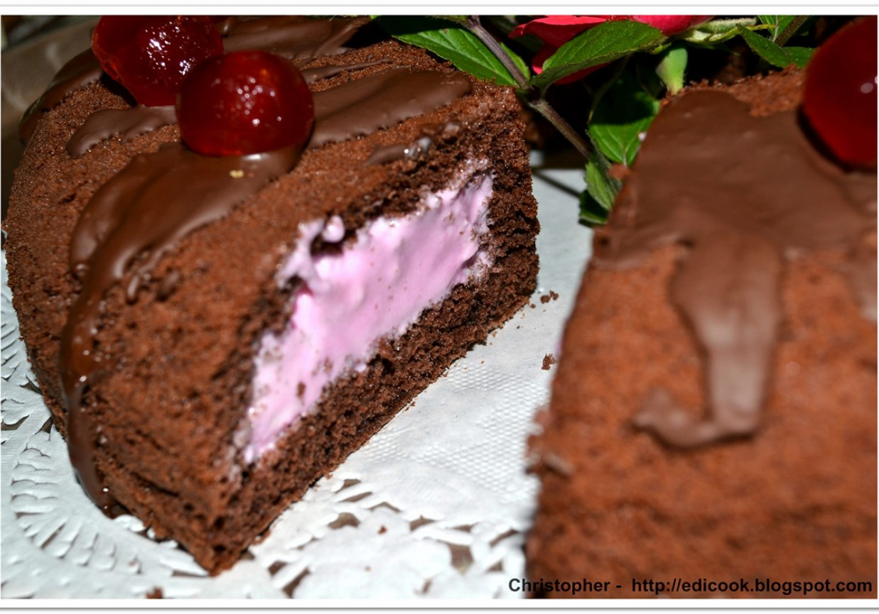 Mrożone ciasto czekoladowe z lodami wiśniowo-śmietankowymi.  foto