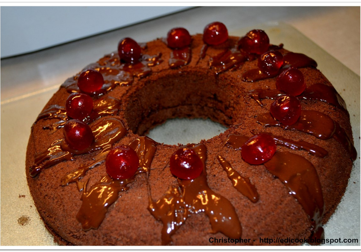 Mrożone ciasto czekoladowe z lodami wiśniowo-śmietankowymi.  foto