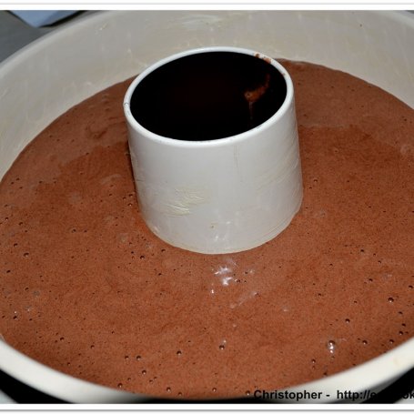 Krok 3 - Mrożone ciasto czekoladowe z lodami wiśniowo-śmietankowymi.  foto