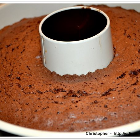Krok 4 - Mrożone ciasto czekoladowe z lodami wiśniowo-śmietankowymi.  foto