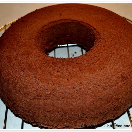 Krok 5 - Mrożone ciasto czekoladowe z lodami wiśniowo-śmietankowymi.  foto