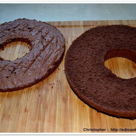 Krok 6 - Mrożone ciasto czekoladowe z lodami wiśniowo-śmietankowymi.  foto