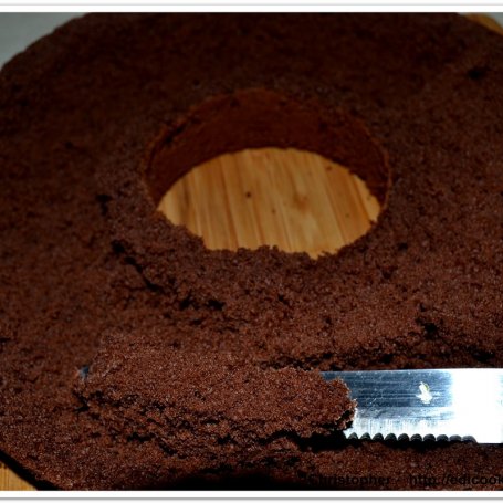 Krok 7 - Mrożone ciasto czekoladowe z lodami wiśniowo-śmietankowymi.  foto