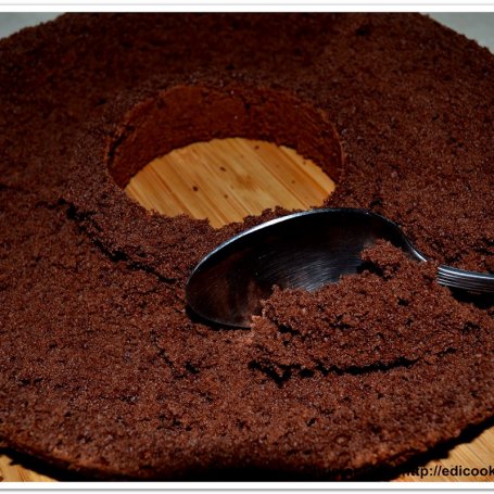 Krok 8 - Mrożone ciasto czekoladowe z lodami wiśniowo-śmietankowymi.  foto