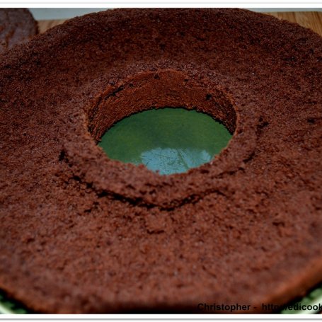 Krok 9 - Mrożone ciasto czekoladowe z lodami wiśniowo-śmietankowymi.  foto