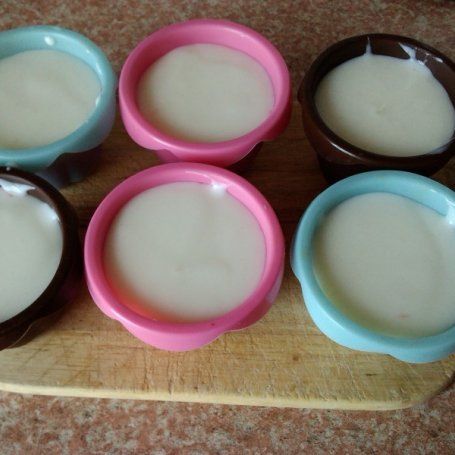 Krok 5 - Mrożone jogurtowce z musem truskawkowym foto