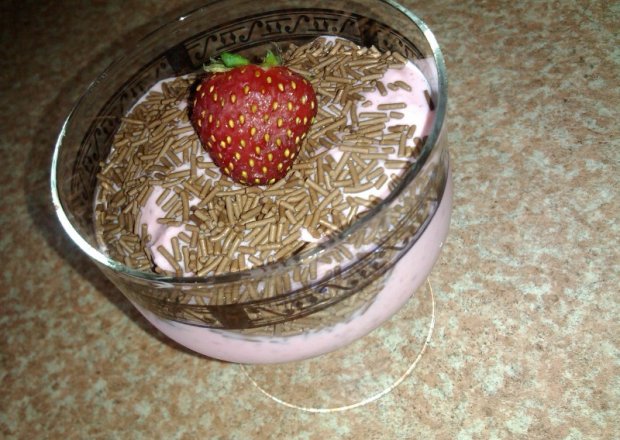 Fotografia przedstawiająca Mrozony deser z truskawkami
