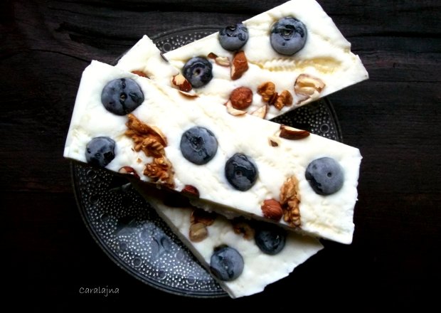 Fotografia przedstawiająca Mrożony jogurt grecki z dodatkami