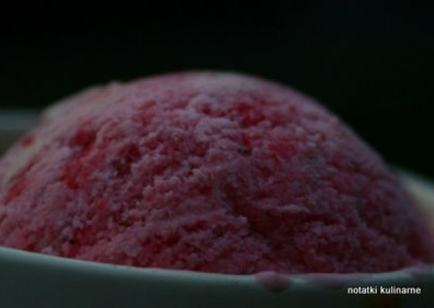 Fotografia przedstawiająca mrożony jogurt truskawkowy