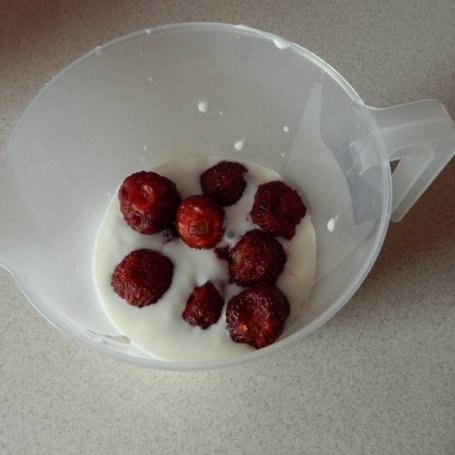Krok 1 - Mrożony jogurt z truskawkami. foto