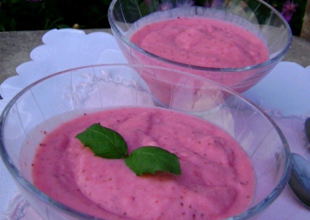 Fotografia przedstawiająca Mrożony jogurt z truskawkami