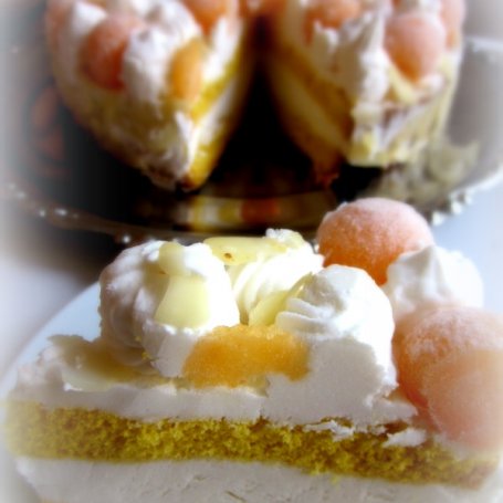 Krok 4 - Mrożony tort z kremem śmietankowym i melonem foto