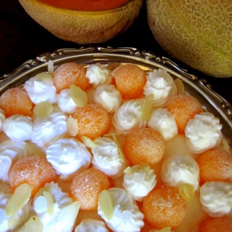 Krok 3 - Mrożony tort z kremem śmietankowym i melonem foto