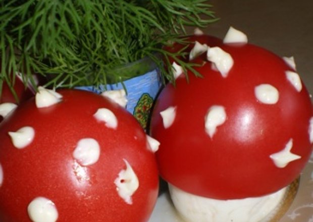 Fotografia przedstawiająca Muchomorki z pomidorów i jajek