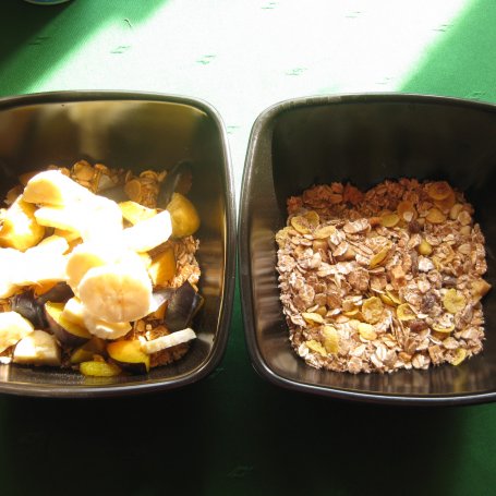 Krok 1 - muesli z bananem i śliwką foto